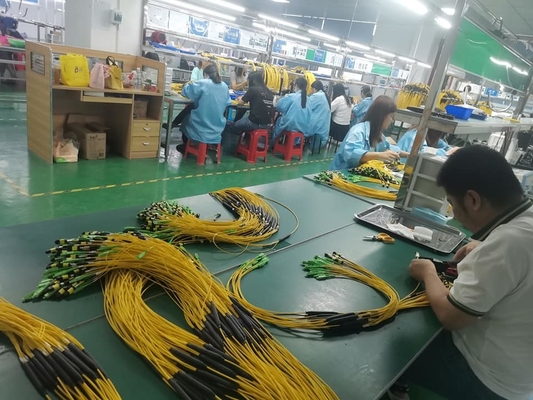 24 πυρήνες MTP κύλινδρο καλώδιο Fiber Optic Jumper για το κέντρο δεδομένων FTTX PVC Προσαρμόσιμο