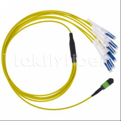 Ανθεκτικό MPO-CS Fiber Optic Patch Cord με απώλεια εισαγωγής ≤0,3dB και διάμετρο ινών 50/125 για δίκτυα τηλεπικοινωνιών